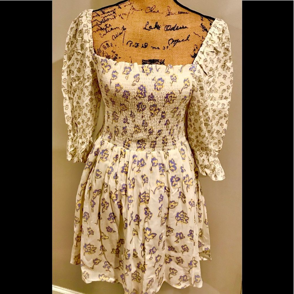 Sun Seeking Summer gorgeous Doria Smock Balloon sleeve Dress. Lightweight